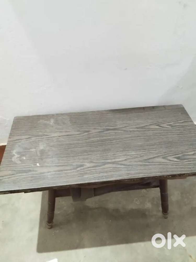 Multipurpose wooden centre table in good condition