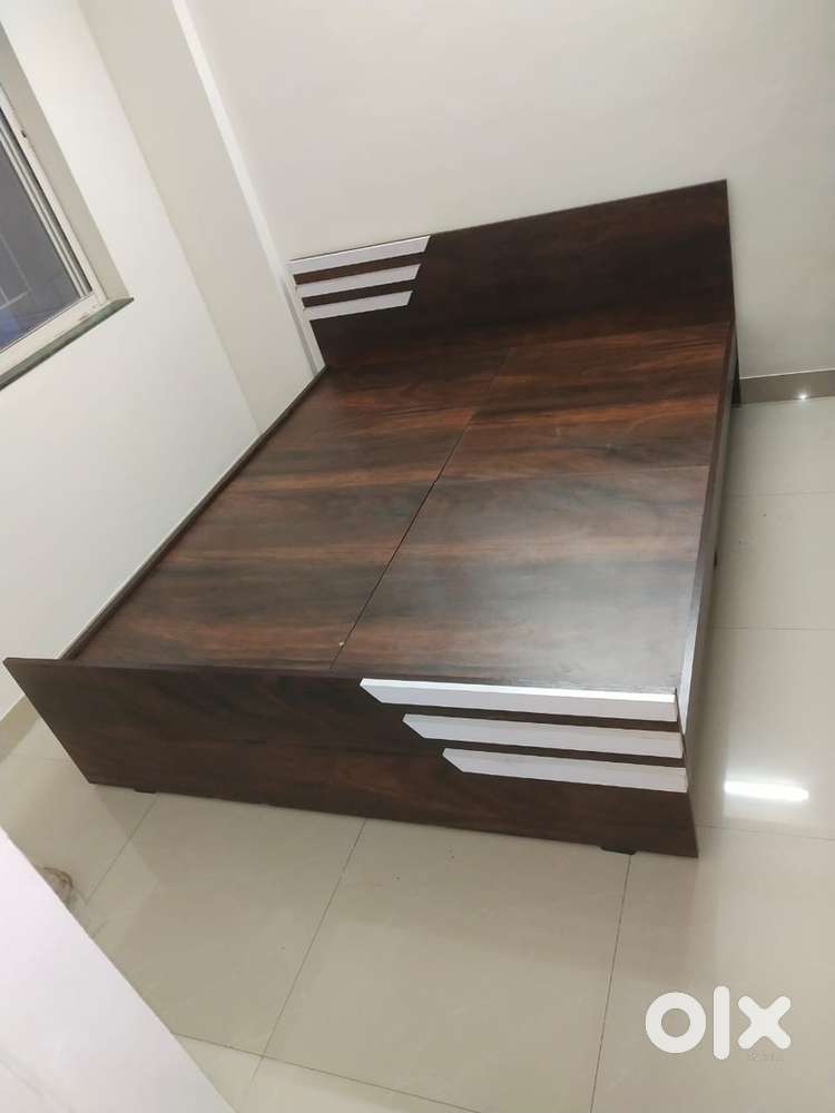Bed 5-6 queen size