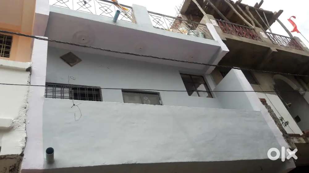 पैराडाइज होटल से 1 किलोमीटर की दूरी पर मकरोनिया रेलवे स्टेशन रोड पर है