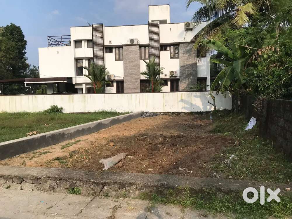 Posh house plot for sale vytila eroor 3.3 cent