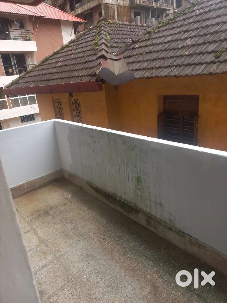 I AM BROKER)CALL DIRECTLY. TILED HOUSE BACHELOR 4STAY BEJAI 8000RENT