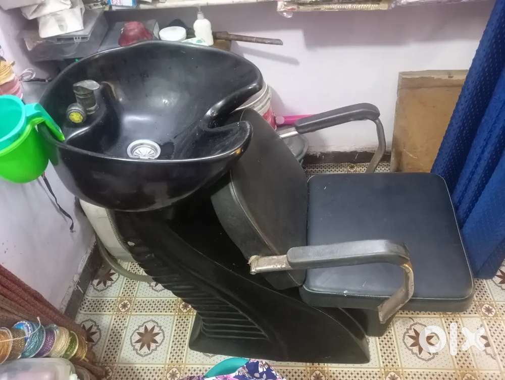 Shampoo station for professional parlours