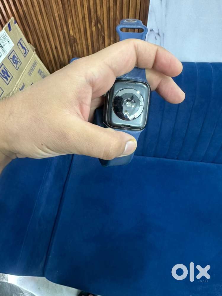 Apple Watch Series 5 (44mm, Black) – Excellent Condition with Straps