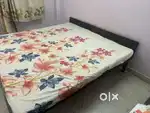 single bed with matress गद्दे के साथ सिंगल बेड