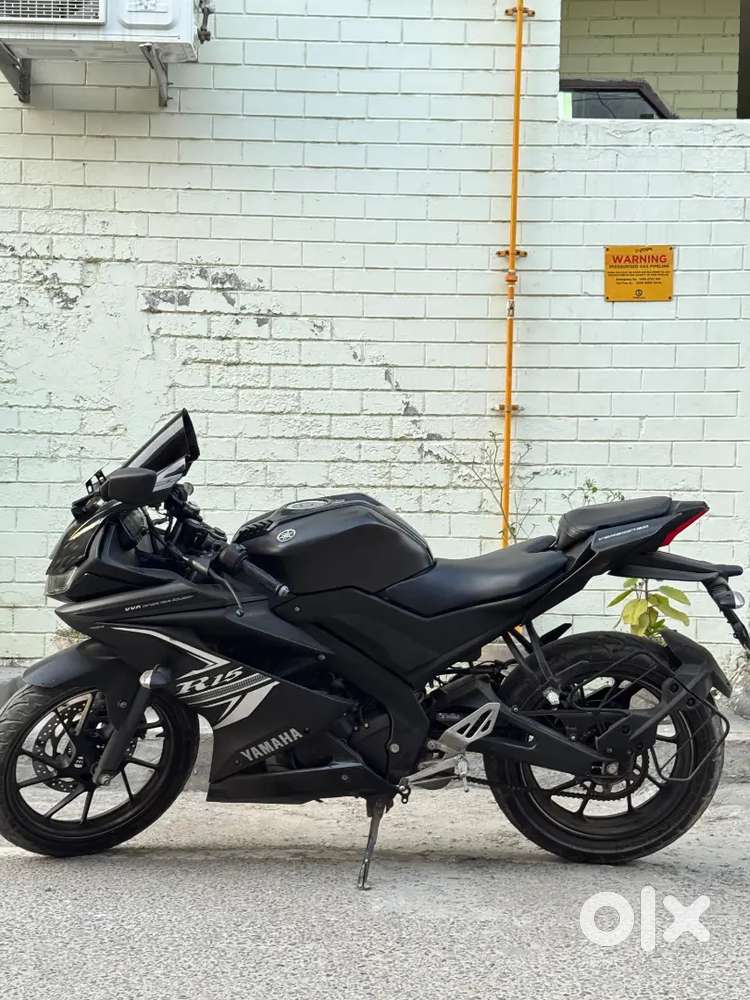 R15 v3 black 2021 model