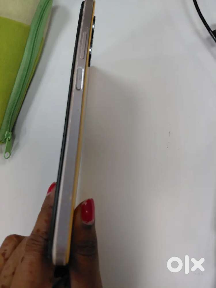 Mobile phone selling oppo A17