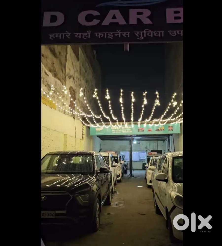 Only female (  receptionist )