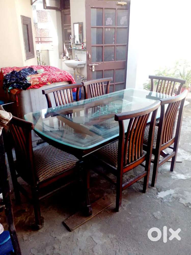 This is a wonderful dining table with 6 chairs