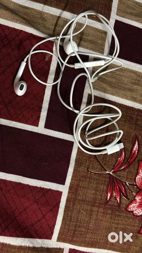 Iphone SE earphone(lead) with original bill also