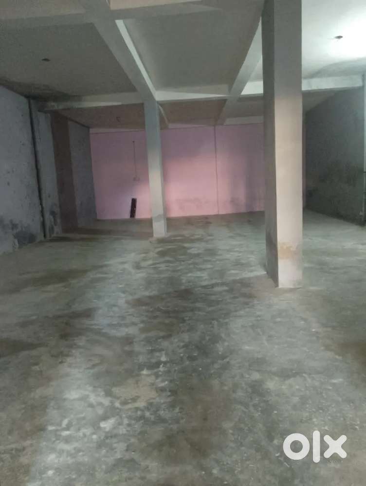 1500sq ft godown near metro station nsex and sec 81 metro