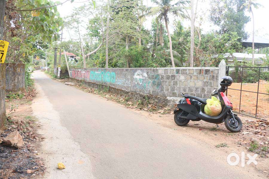 House plot 18 cent near Gandhinagar 4 lakh/cent