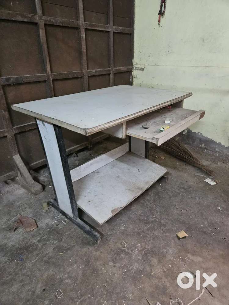 Computer table with keyboard tray