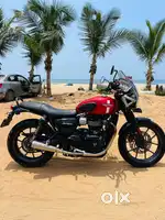 Triumph Street Twin 900 ( CBU ) Model Very good condition woth acce