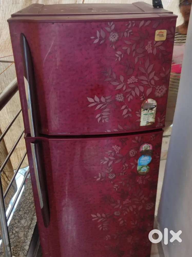 Godrej 240 litre fridge me koi kami nhi hai working condition hai