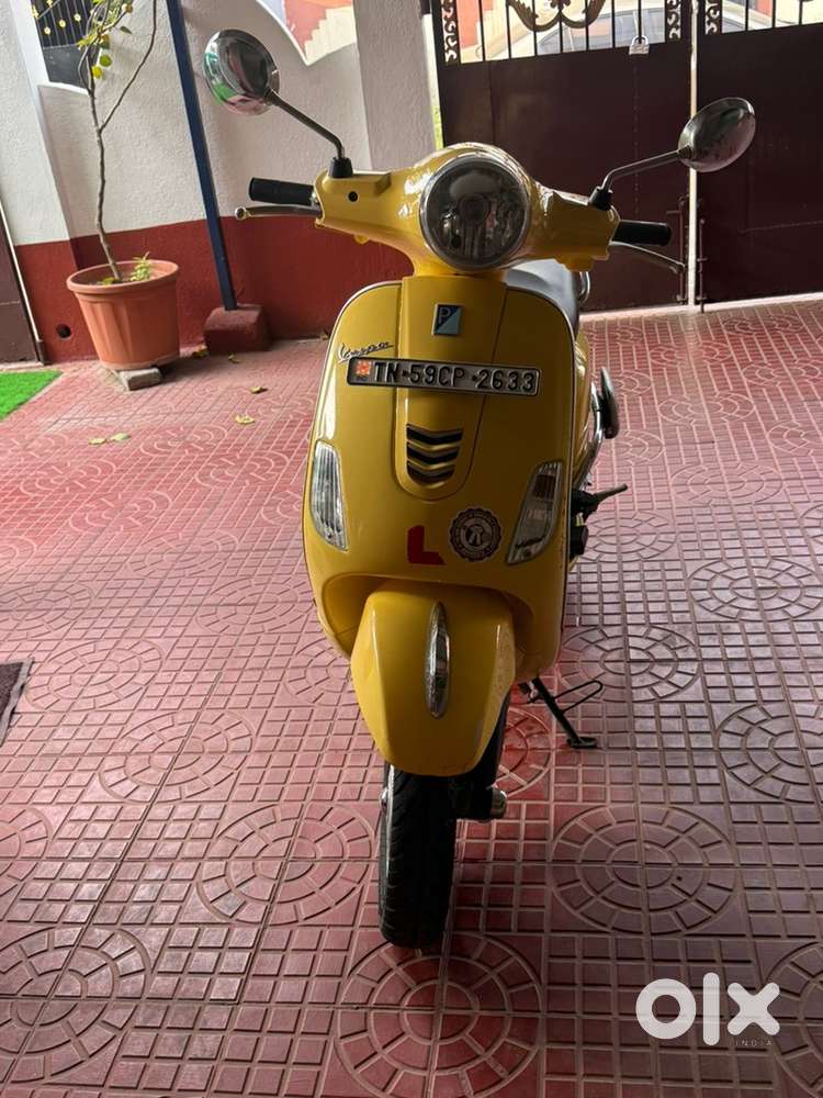 Yellow colour vespa, model name vespa zx