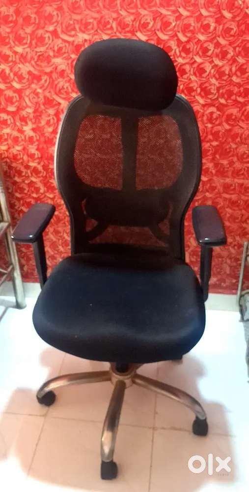 Adjustable Revolving Office Chair – Great Condition