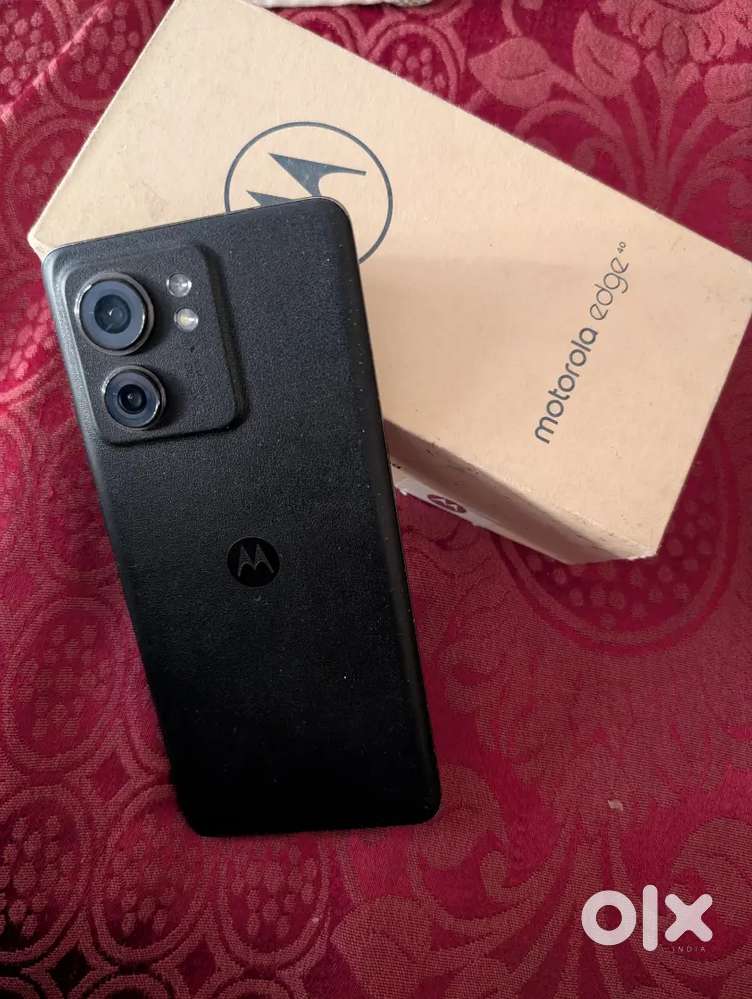 Moto edge 40 8\256 with original box and charger minor creck on screen