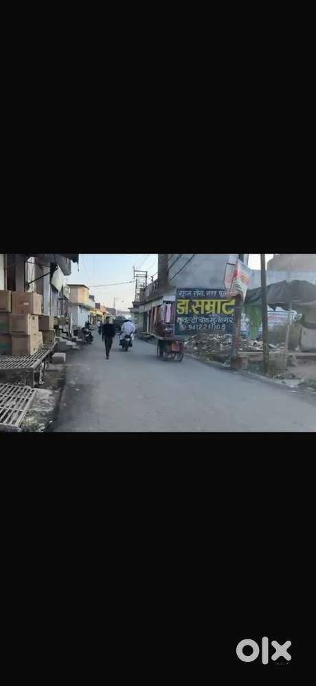 Yeh dukane main road pe hai