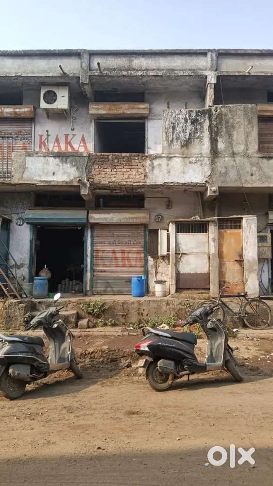 Memko thi omnagar java na rasta par mein road par che