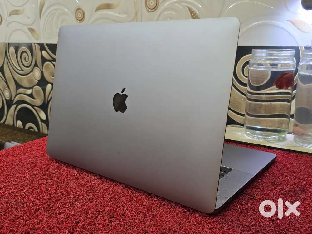 Apple Macbook Pro i9 16gb 512gb 5.5gb GRAPHICS 15inch Retina Touchbar