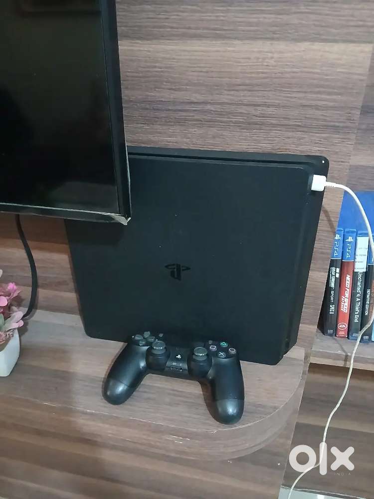 Play station 4 (PS4) in good working condition with games