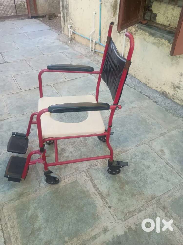 Medical wheel chair with pot fitting facility
