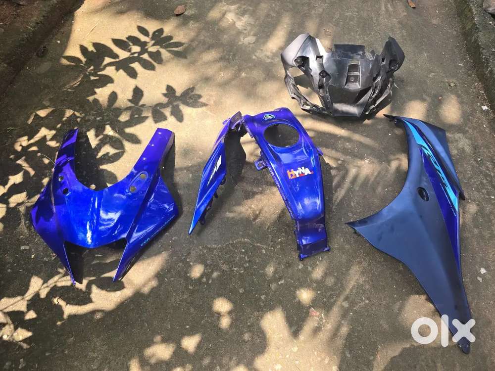 R15 v4 left side body parts and front mask small minor scratches