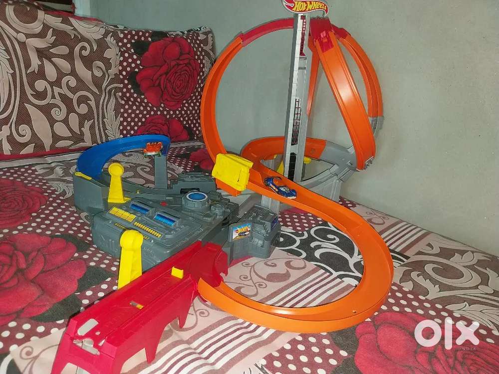 Hotwheels spin storm track set