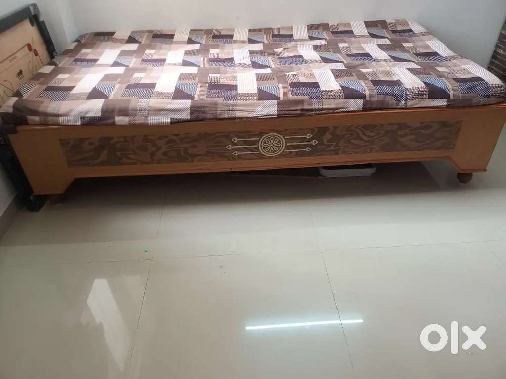 Single Bed with mattress in very good or new condition