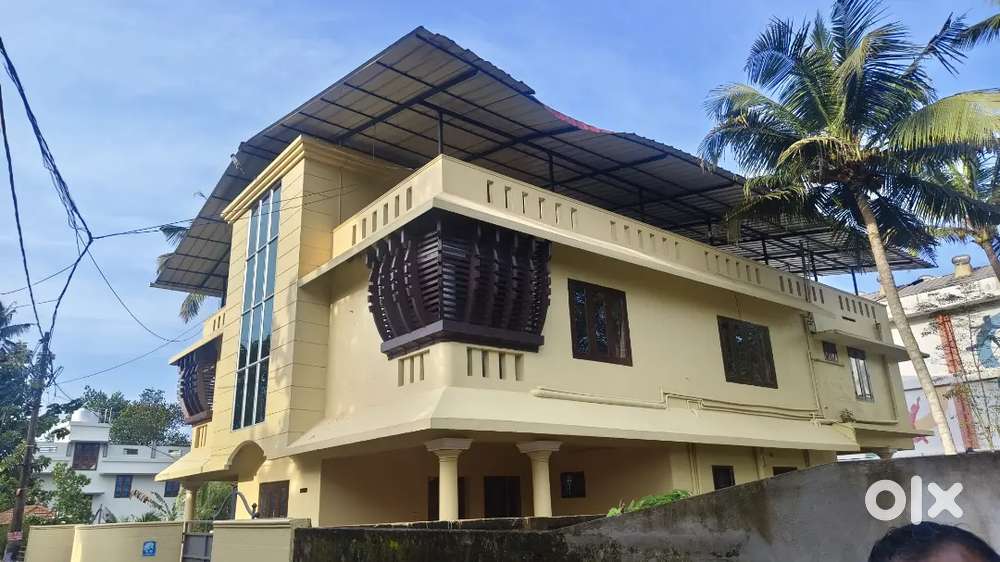 PONGUMMOODU JUNCTION NEAR 2 BHK FIRST FLOOR FLAT AVAILABLE CAR PARKING