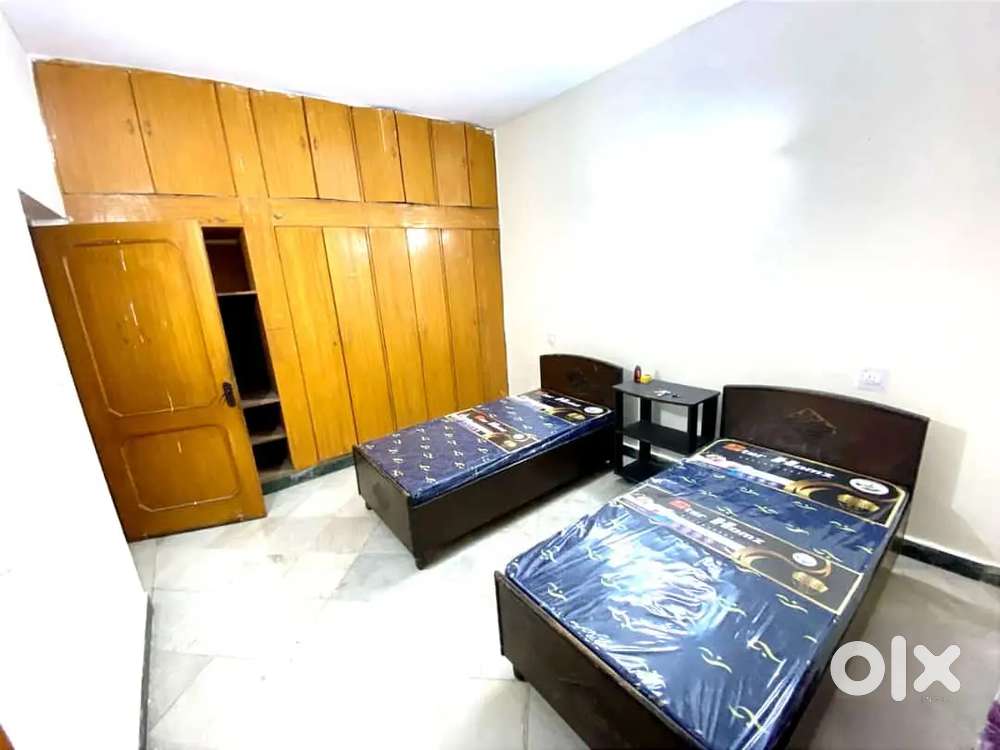 PG GIRLS AND DECENT COUPLE