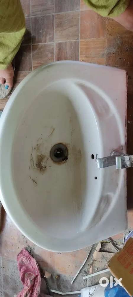 Washbasin off white colour