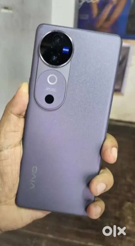 Vivo v40 8gb128 under warrenty