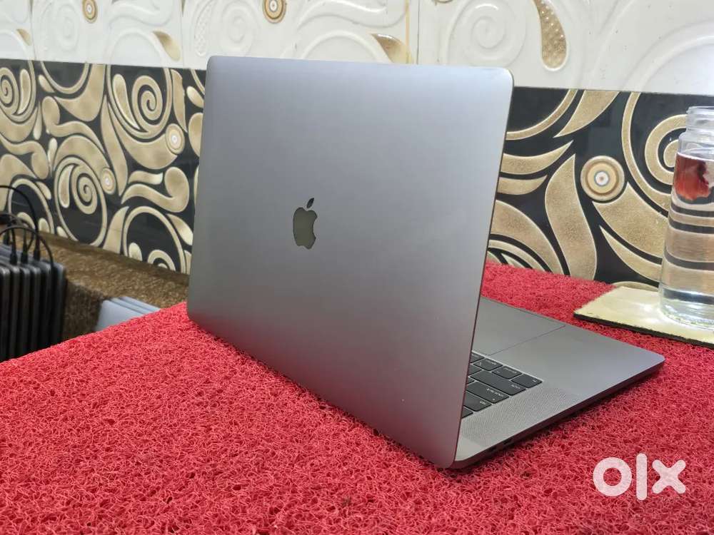 Apple Macbook Pro i9 16gb 512gb 5.5gb GRAPHICS 15inch Retina Touchbar