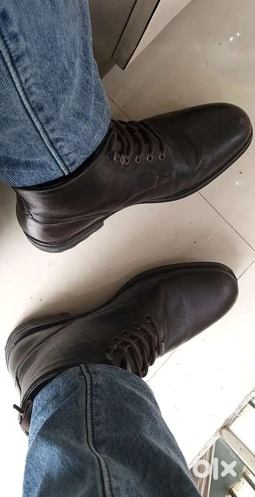 Red Tape Men cocoa boot Size-7