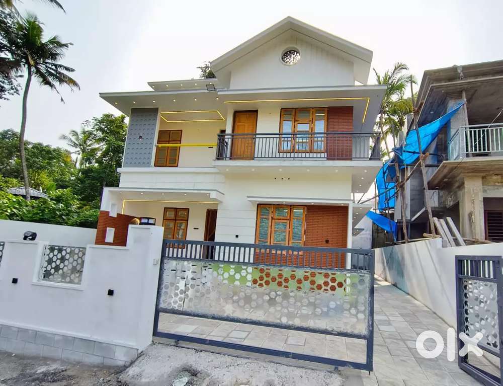 5.1 CENT 4 BHK KAZHAKOOTTAM POTHENCODE BUS SERVICE ROAD JUST 200 METER