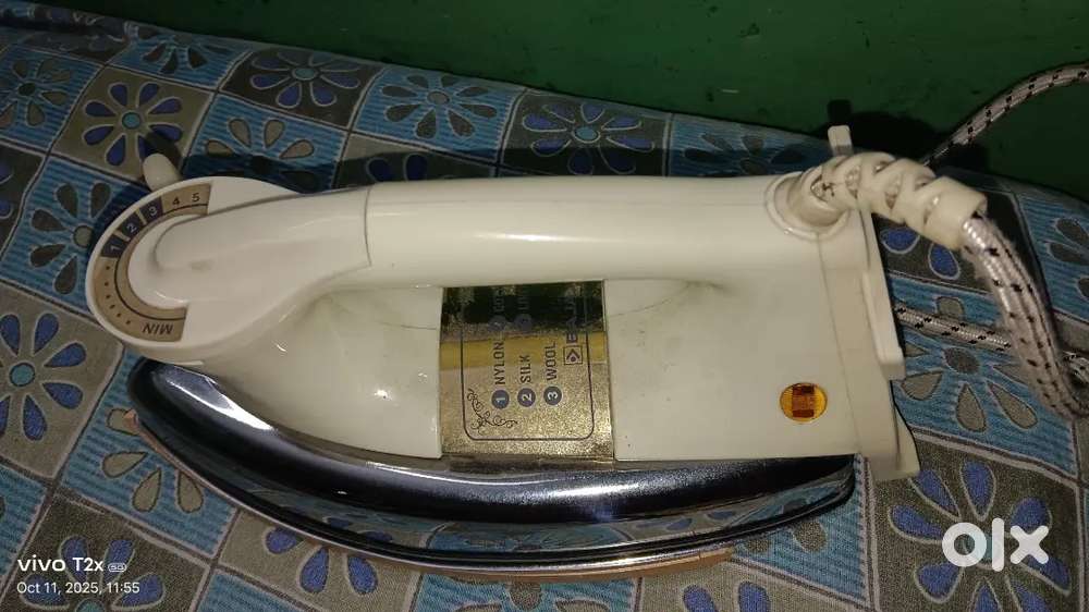 Cloth bajaj ironing machine