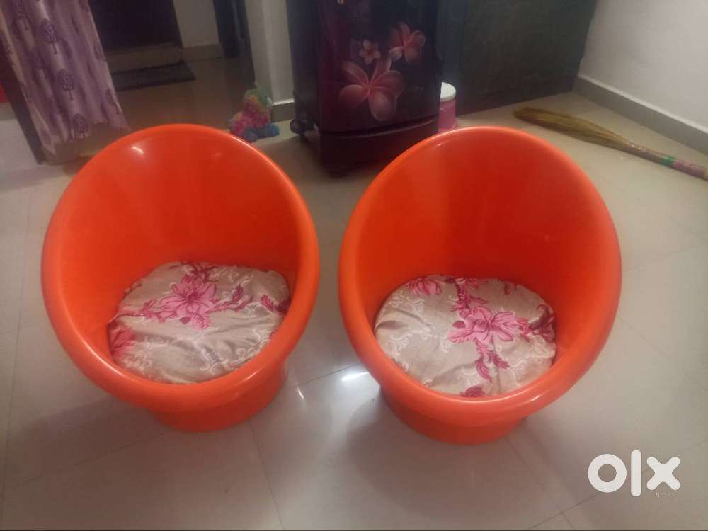 TUB CHAIRS WITH PILLOWS