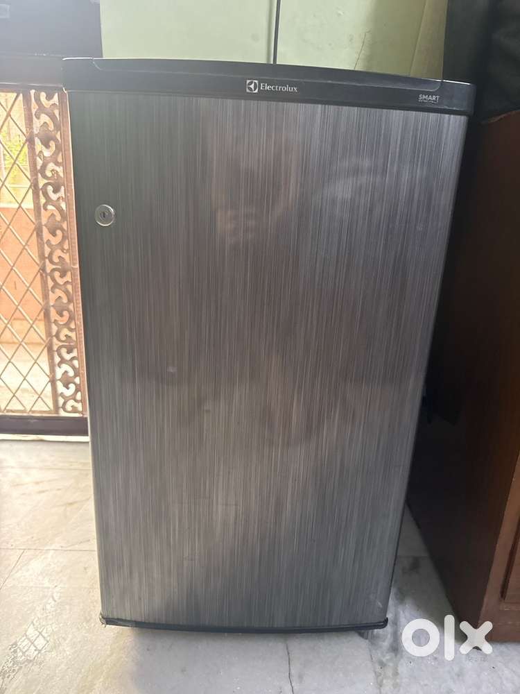 Mini bar refrigerator