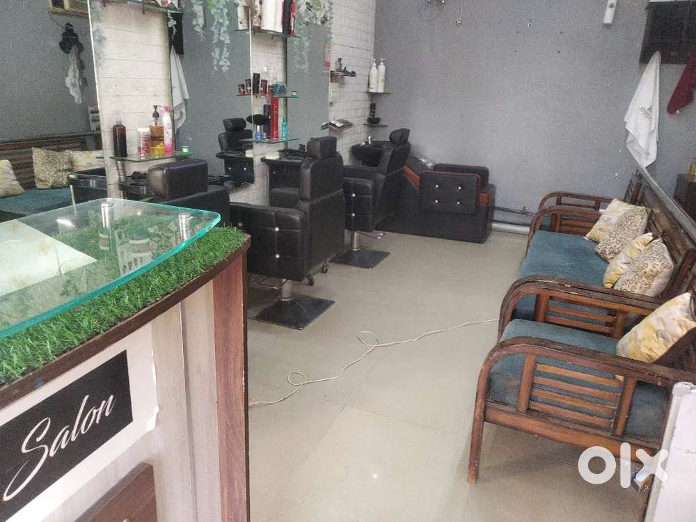 Level up unisex saloon