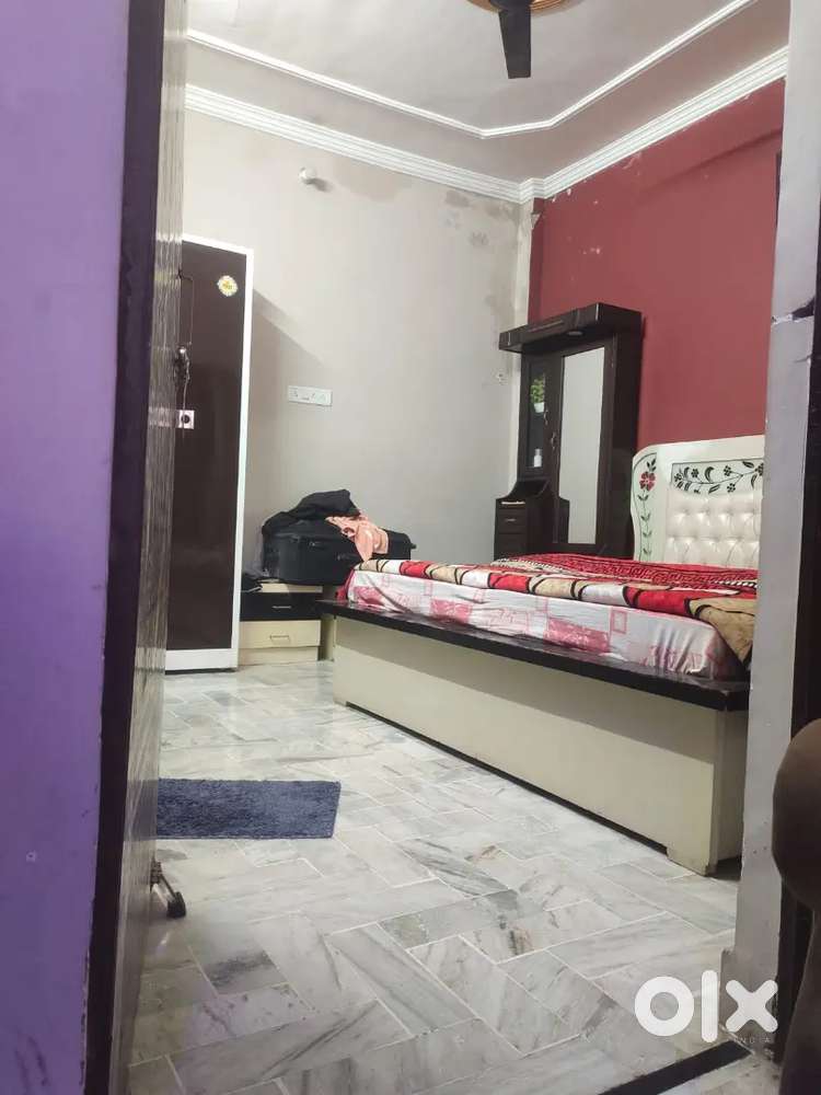 Urgentsale 100 gaj house 200 mtr metro station.230 gaj bhi mil jayega.