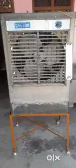 Cooler lohe ka coper me whit lohe ka stand good condition.
