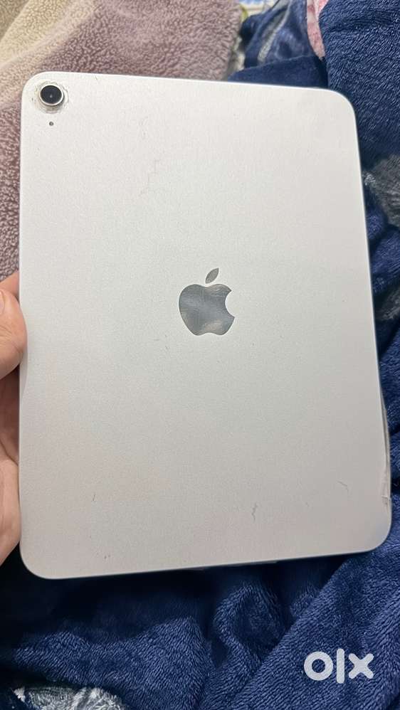 Ipad 11th gen or a16 3 month old like new cable never used