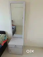 White Dressing table with mirror - Excellent condition