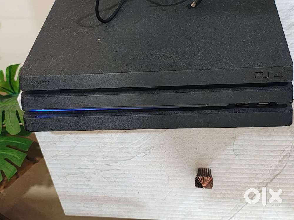 SONY PS4 PRO 1 TB ECXELLENT CONDITION