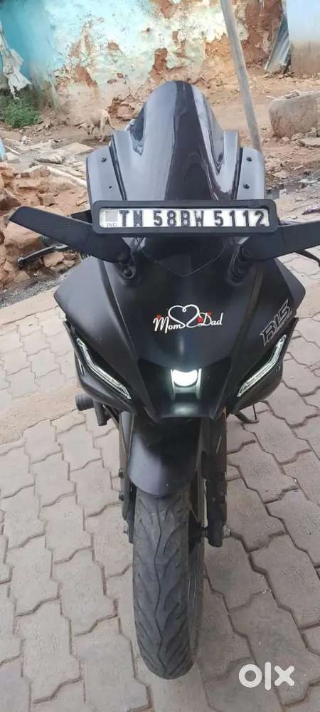 R1v4 black color