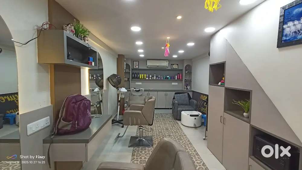 Furnished Ladies Saloon  on rent with setup for sale