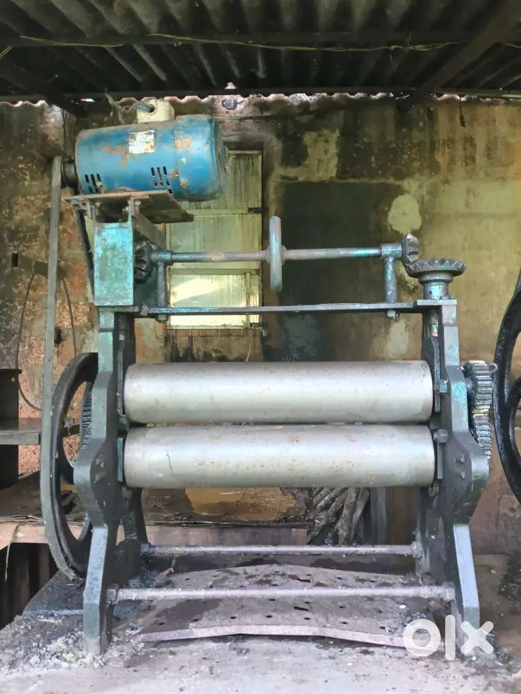 Rubber sheet roller machine with automatic motor