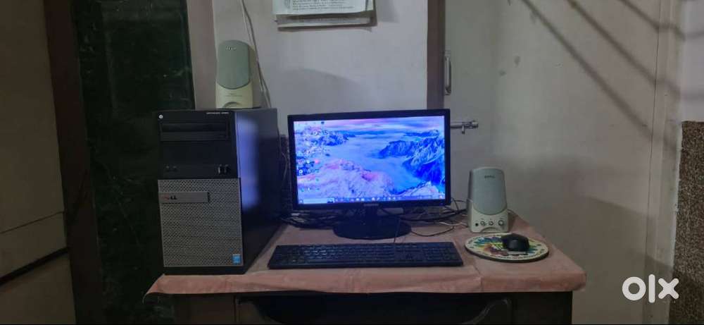 Dell Desktop, Monitor, 2 Speakers, keyboard, wireless Mouse & Table
