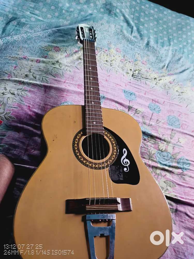 Good condition gitter new string lagano acha